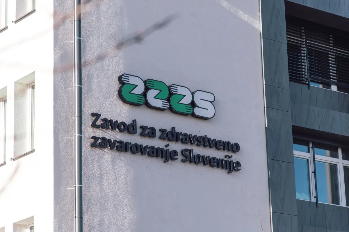 The ZZZS health insurance institute logo on a building.